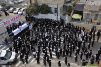 بالفيديو: الخارديم ينظمون تظاهرة احتجاجية أمام المحكمة العسكرية بيافا ضد التجنيد الاجباري